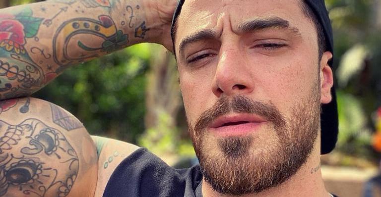 Felipe Titto recebe primeira dose da vacina contra a covid-19: ”Já tinha até passado do tempo”