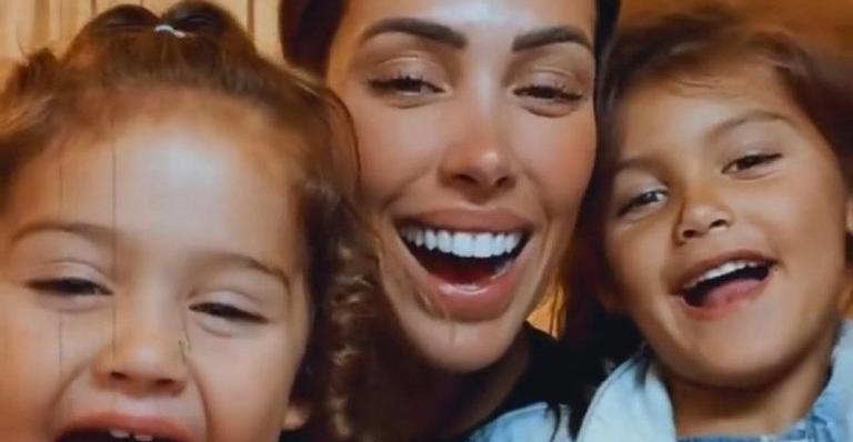 Bella Falconi posta selfie no carro com as filhas e conversa com os internautas sobre viagens