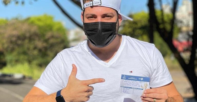 Ex-BBB Caio Afiune comemora ao tomar a vacina contra a covid-19: ”Vacinas salvam vidas”