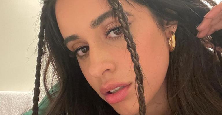 Camila Cabello surge de biquíni fininho e dá show de autoestima após críticas ao seu corpo
