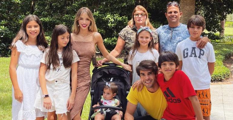 Carol Dias exibe momento encantador ao lado da família completa