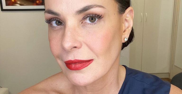 Carolina Ferraz usa look ousado em ensaio fotográfico e deixa fãs sem fôlego: ”Maravilhosa”