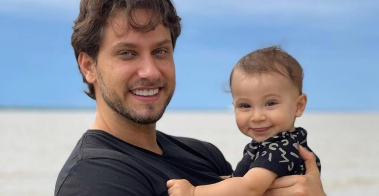 Eliéser Ambrósio toma banho com Bento no colo e web se derrete: ”Lindos demais”