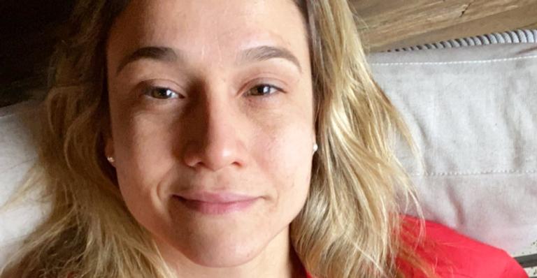 Fernanda Gentil inicia a semana plantando árvore ao lado da família