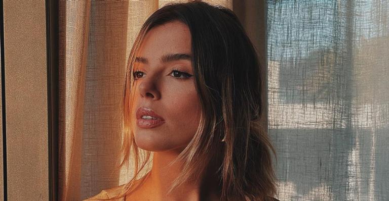 Giovanna Lancellotti aposta em visual estiloso ao curtir um café quentinho: ”Segunda-feira gelada”