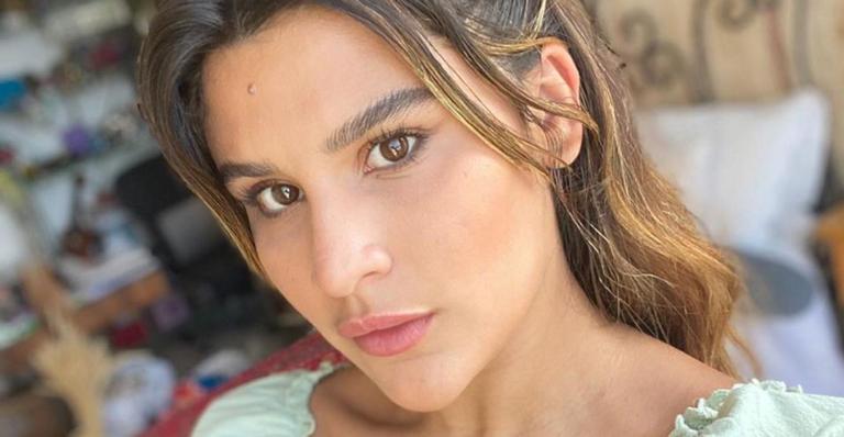Giulia Costa curte dia de sol e calor com um belíssimo biquíni vermelho: ”Lagartixando”