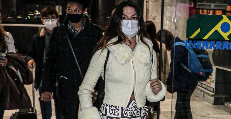 Isis Valverde é flagrada em aeroporto segurando mala de mais de R$ 15 mil