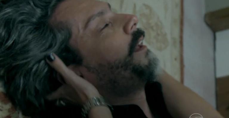 José Alfredo finge que morreu e assusta família em ‘Império’