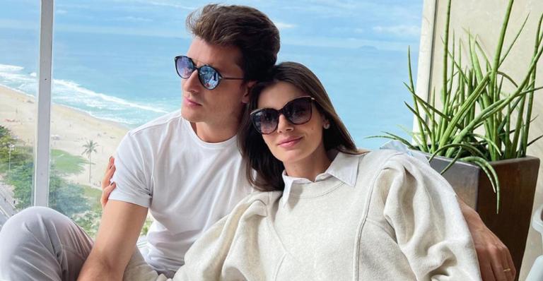 Klebber Toledo e Camila Queiroz arrasam ao reproduzir dancinha famosa na web