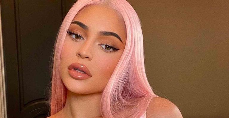 Kylie Jenner aparece de cara lavada e surpreende com beleza natural em vídeo: ”Apaixonada”