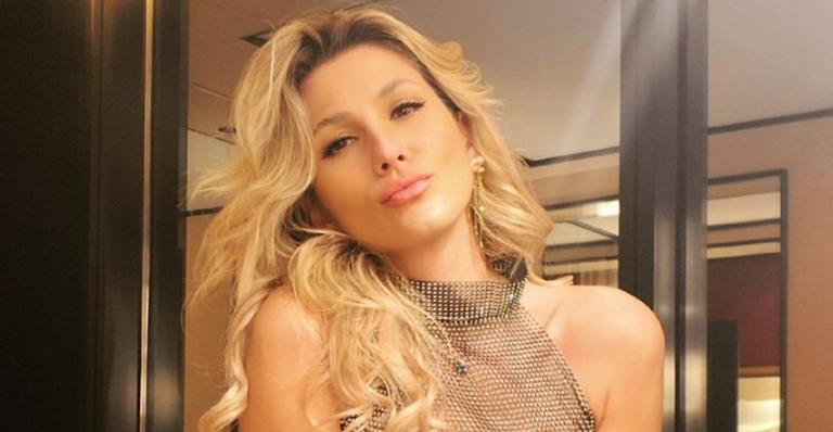 Lívia Andrade coloca corpão para jogo durante passeio em Malibu e fãs elogiam