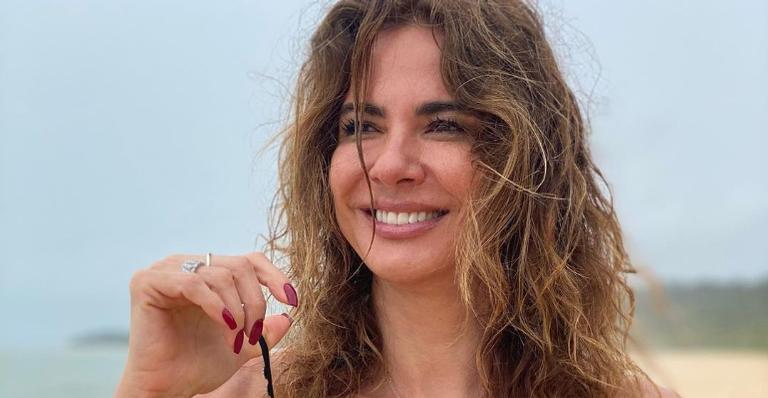 Luciana Gimenez aproveita férias na Espanha e ostenta shape impecável