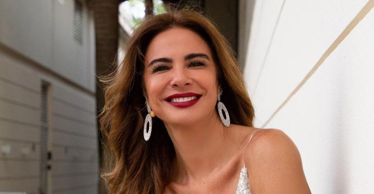 Luciana Gimenez brilha ao adotar visual natural em Ibiza: ”Vestindo um sorriso”