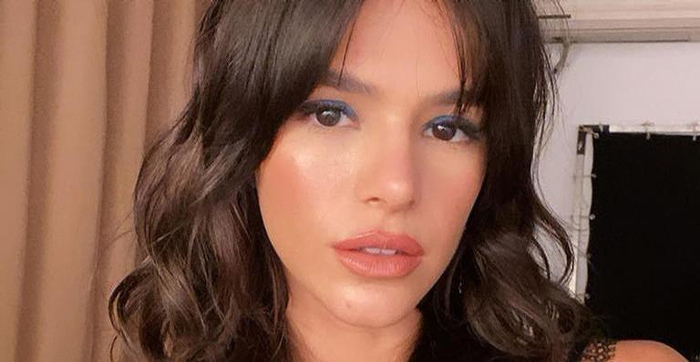 No estilo cowgirl, Bruna Marquezine aposta em look sexy e chama atenção na web