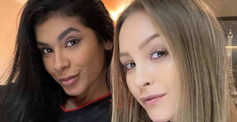 Em barco, Pocah empina o bumbum com biquíni fio e Carla Diaz exibe corpão com maiô transparente