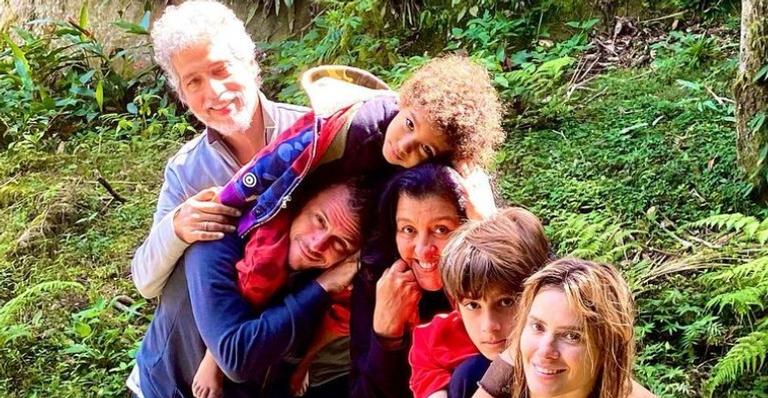 Regina Casé recebe visita de Carolina Dieckmann em seu sítio: ”Mais de dois anos de saudade”