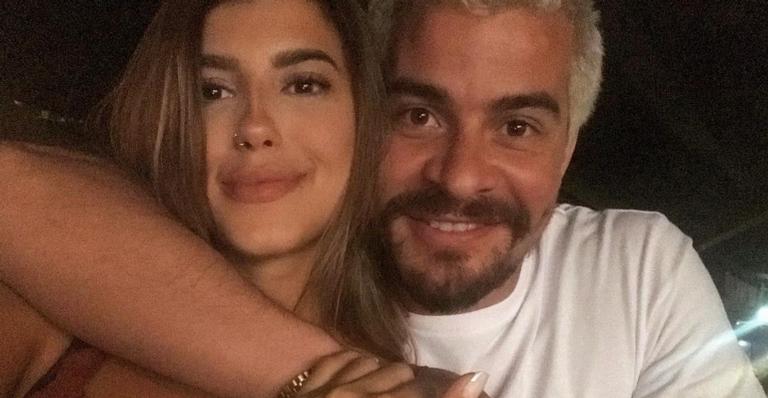 Thiago Martins surge em momento romântico com a namorada em praia de Noronha