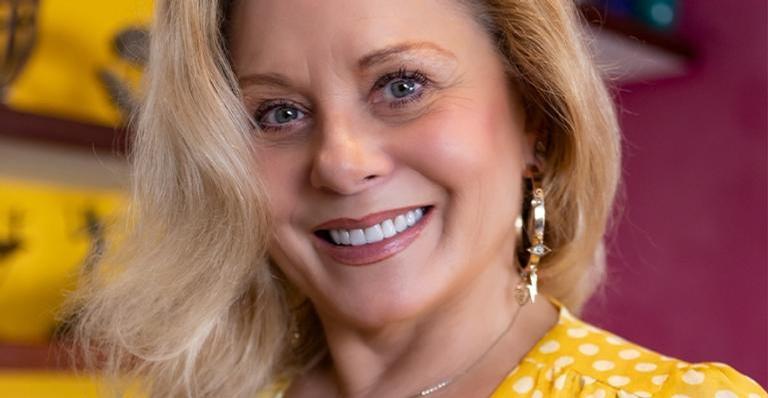Sorridente, Vera Fischer inspira admiradores com poesia em clique belíssimo: ”Mora em mim”