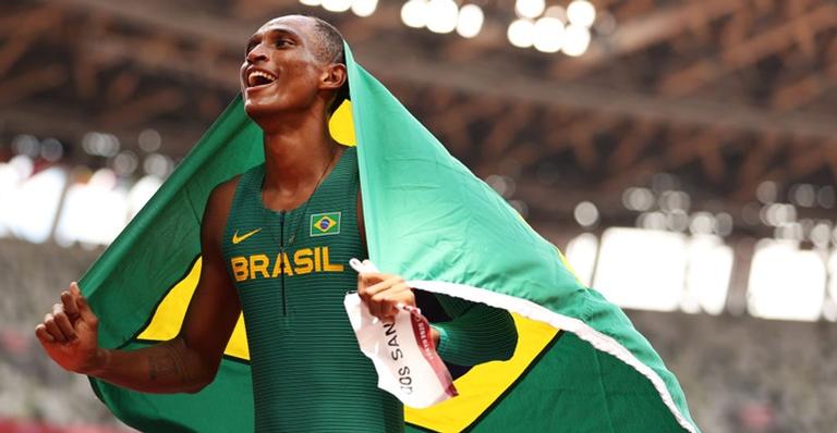 Após conquistar bronze na Olimpíada de Tóquio, Alison Dos Santos celebra: ”Essa medalha é nossa”