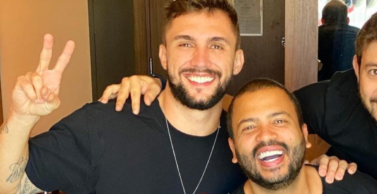 Arthur Picoli percebe detalhe ao frequentar academia: ”Sempre que chego colocam Projota”