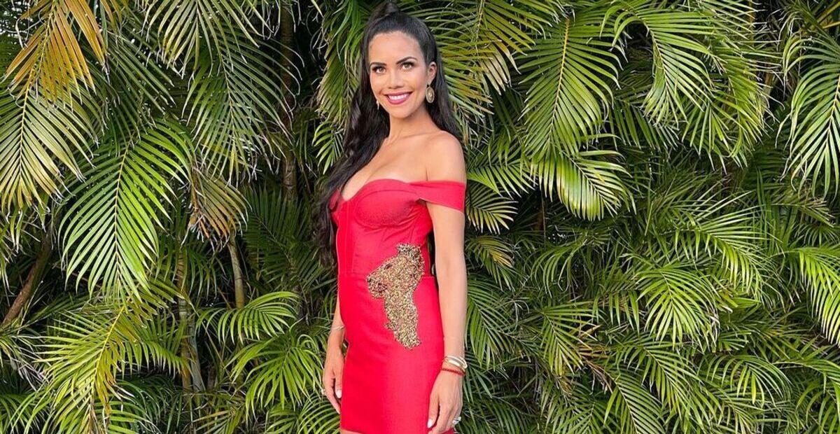 Na beira da piscina, Daniela Albuquerque ostenta bumbum empinado: ”Beleza única”
