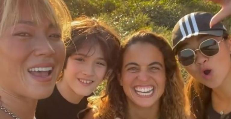 Danni Suzuki curte passeio de bike na companhia das amigas e do filho: ”Lindo dia!”