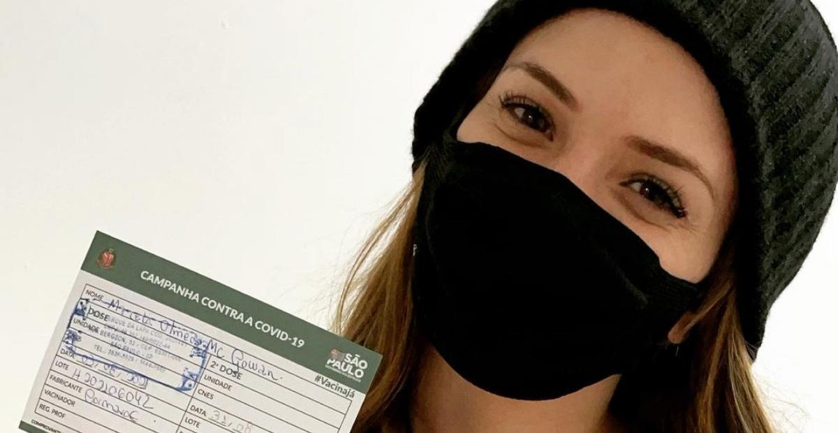 Ex-BBB Marcela Mc Gowan toma vacina contra a covid-19: ”Uma pontinha de esperança”