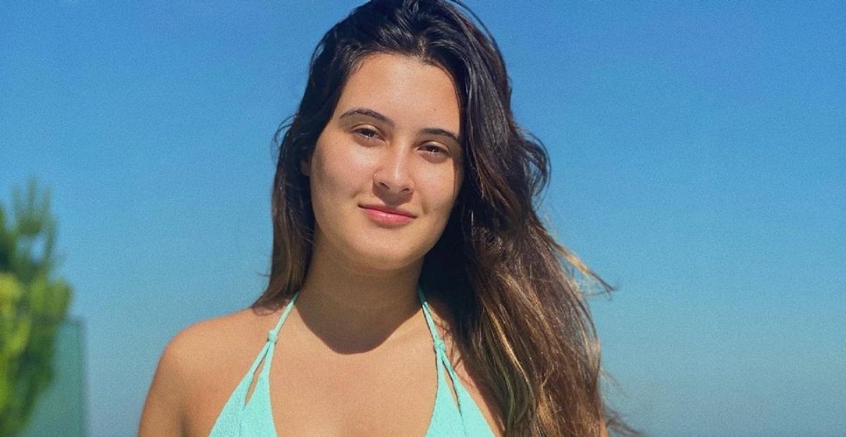 Filha gata de Fátima Bernardes exibe curvas com biquíni cavado em praia da Bahia: ”Corpo perfeito”