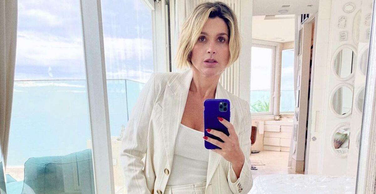 Ousada, Flávia Alessandra surge só de calcinha e blusa: ”Puts que frio”