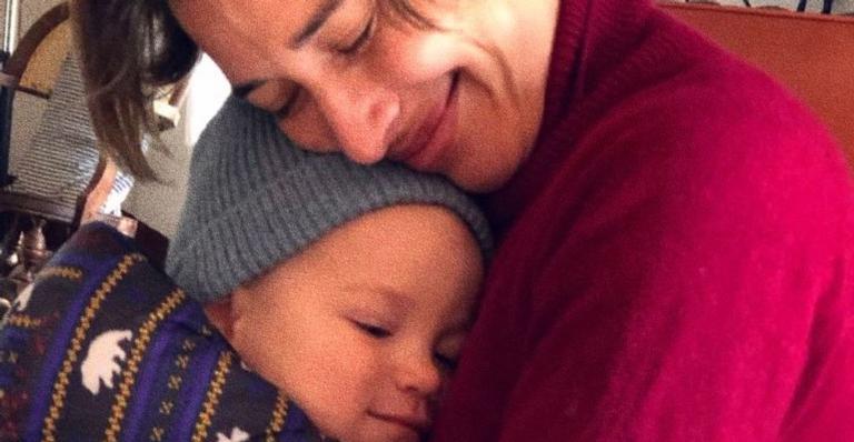 Giselle Itié posta clique amamentando o filho, Pedro Luna, e dispara: ”Ninguém tem que opinar”