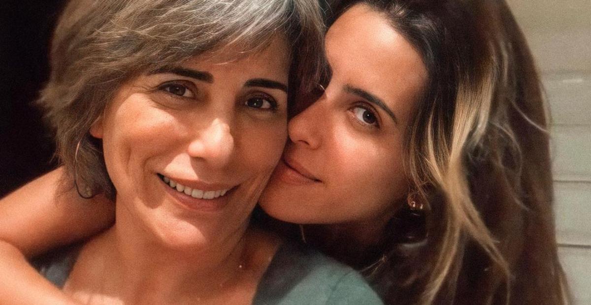 Passeando de bicicleta na praia, Gloria Pires aproveita entardecer com a filha e encanta web