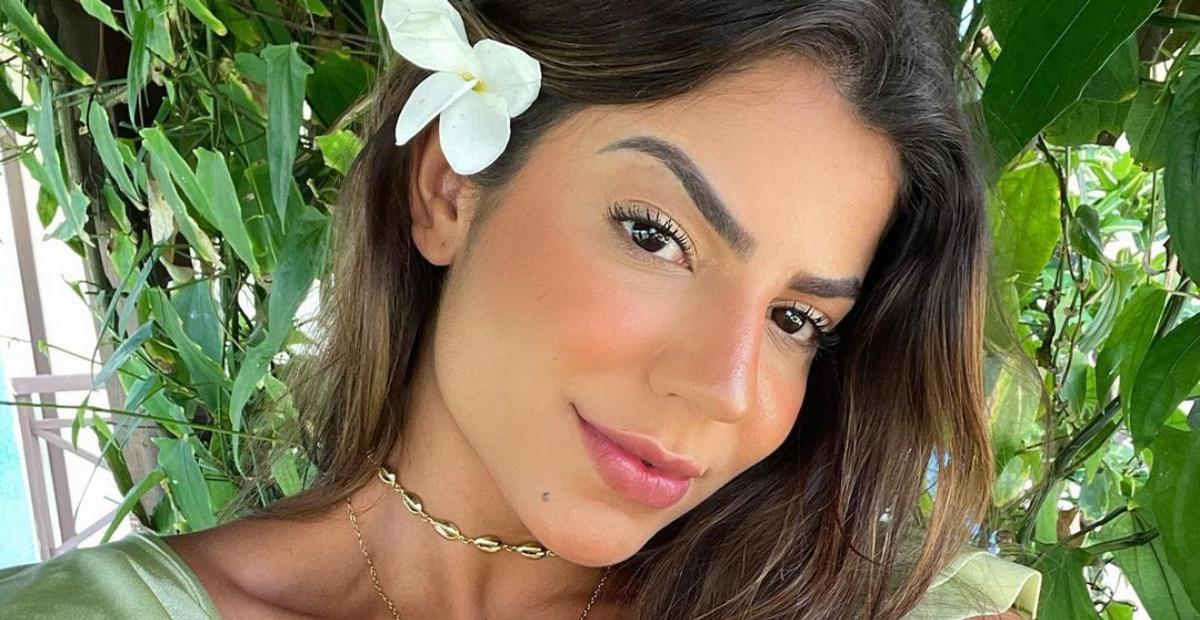 Hariany Almeida aproveita sol do dia e coloca barriga negativa para jogo