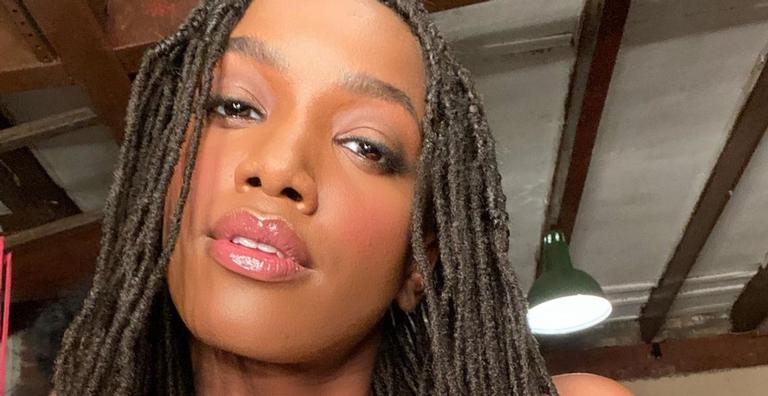 Celebrando sucesso, Iza surge ‘conversando’ consigo mesma em 2016: ”A Isabelinha não tinha ideia”