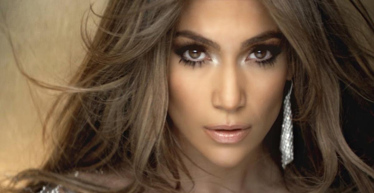 Aos 52 anos, Jennifer Lopez chama atenção de fio dental em praia da Itália