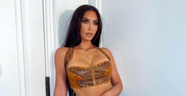 De biquíni fio-dental, Kim Kardashian exibe bumbum em paisagem de tirar o fôlego: ”Rainha”