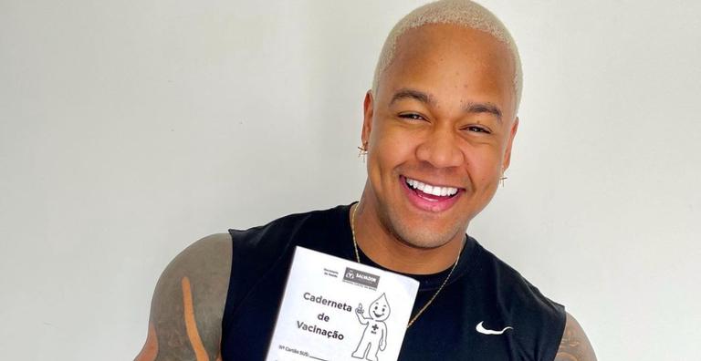 Léo Santana recebe a vacina contra a covid-19 e celebra: ”Viva a vacina, viva a vida”