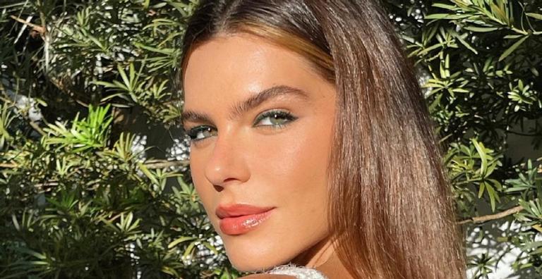 De biquíni, Mariana Goldfarb abre a calça jeans e ostenta abdômen saradíssimo: ”Que deusa!”