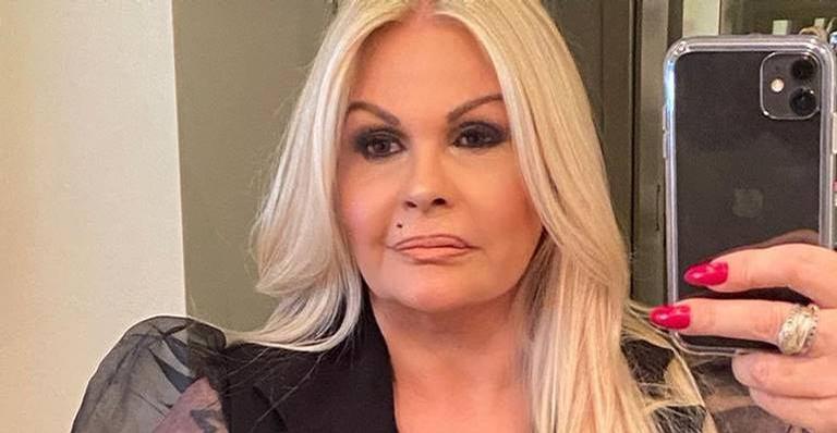 Monique Evans posta foto ousada e sem roupa ao lado da namorada Cacá Werneck