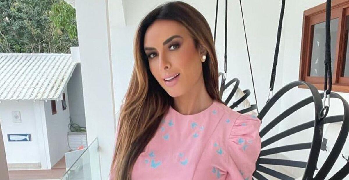 De camisa e shortinhos, Nicole Bahls esbanja beleza deslumbrante: ”Olhar de menina mulher”