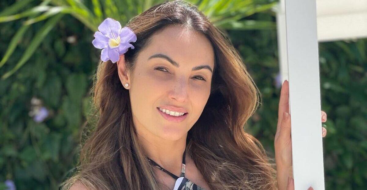 De look fitness, Patrícia Poeta exibe boa forma ao se alongar na areia: ”À milanesa, mas em paz!”