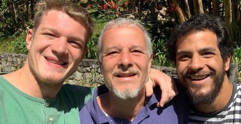 Pedro Novaes surge com irmão e o pai, Marcello Novaes, durante viagem por Portugal: ”Amo vocês”