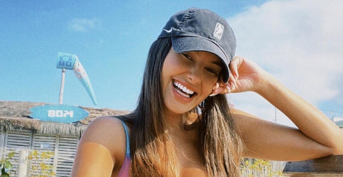 De biquíni vermelho, Thais Braz ostenta corpaço e para tudo com abdômen sarado: ”Sereia”