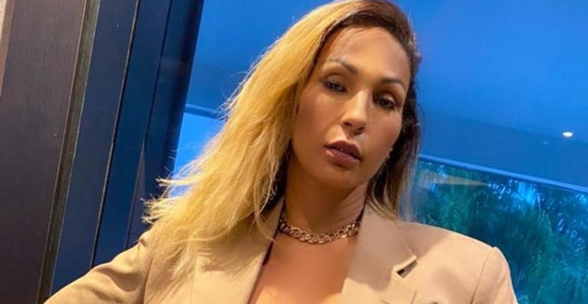 Com laço no bumbum, Valesca Popozuda revela capa ousada de ‘Presentinho’