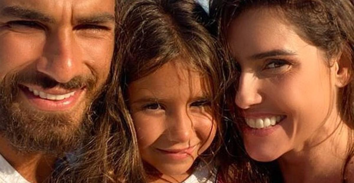 Em clique divertido com marido e filha, Deborah Secco se emociona: ”O que tenho de mais precioso”