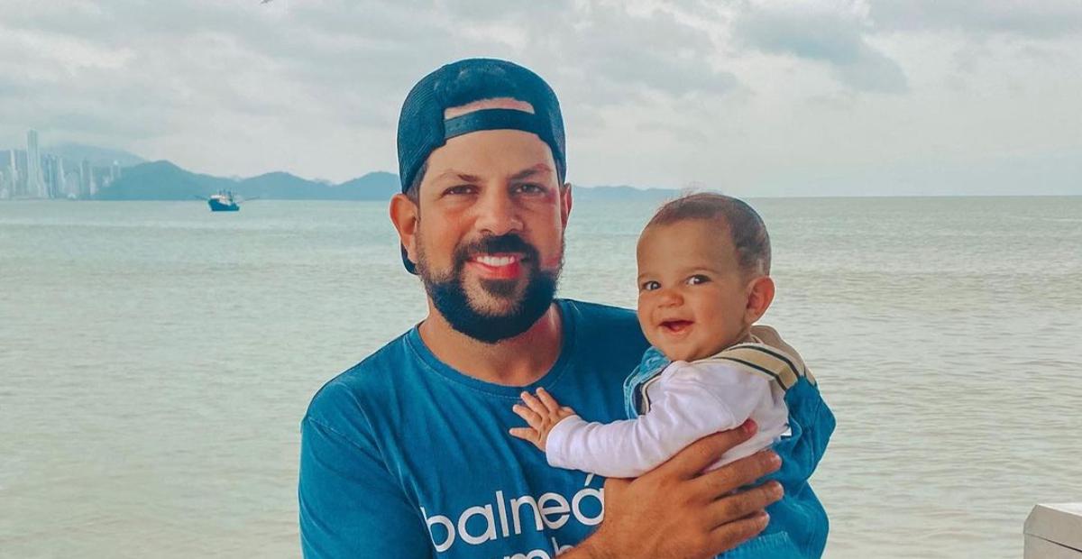 Em Campos do Jordão, Sorocaba aparece com o filho no colo e web se derrete: ”Baby mais lindo”