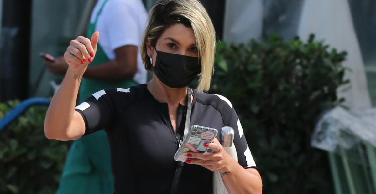 Com bolsa grifada de R$8,5 mil, Flávia Alessandra é clicada chegando na academia com legging branca