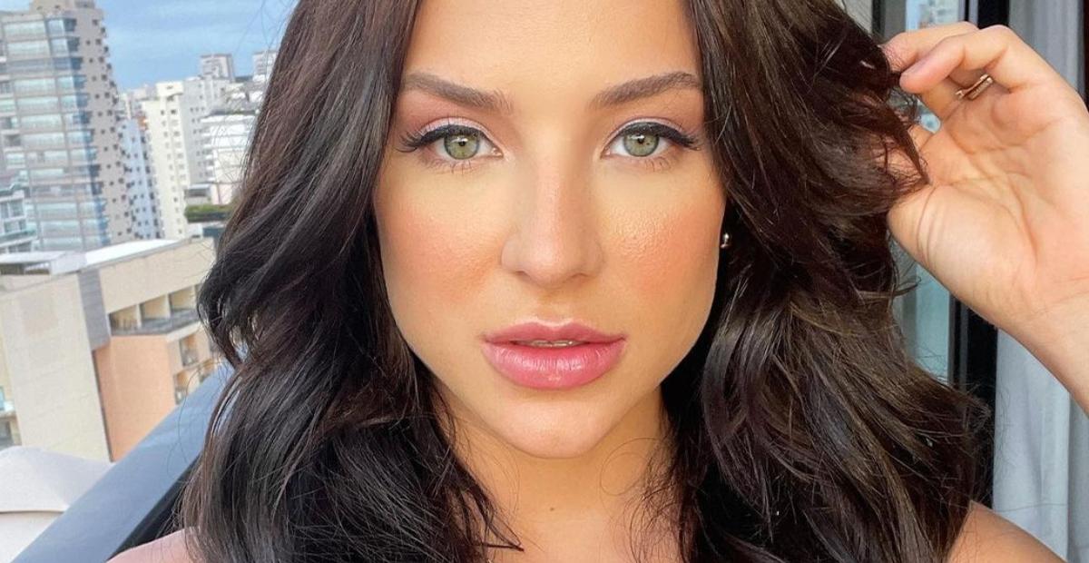 Gabi Martins aposta no sexy e chic em conjunto laranja para gravação do ‘Hora do Faro’