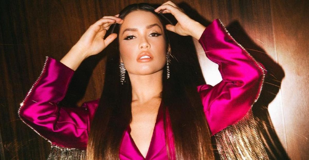 De batom vermelho, Juliette aposta em look chiquérrimo tomara que caia e para tudo: ”Poderosa”