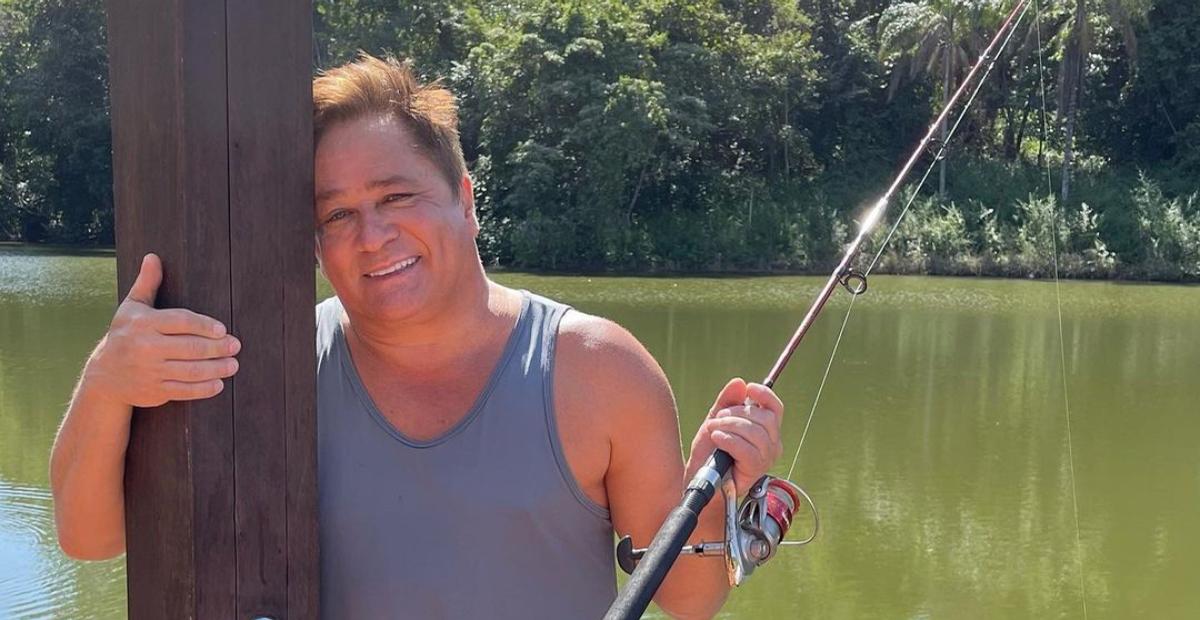 Leonardo esbanja alegria ao iniciar o dia pescando: ”Bom dia meu povo!”