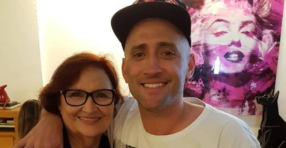 Mãe de Paulo Gustavo encanta internautas ao mostrar filho do ator